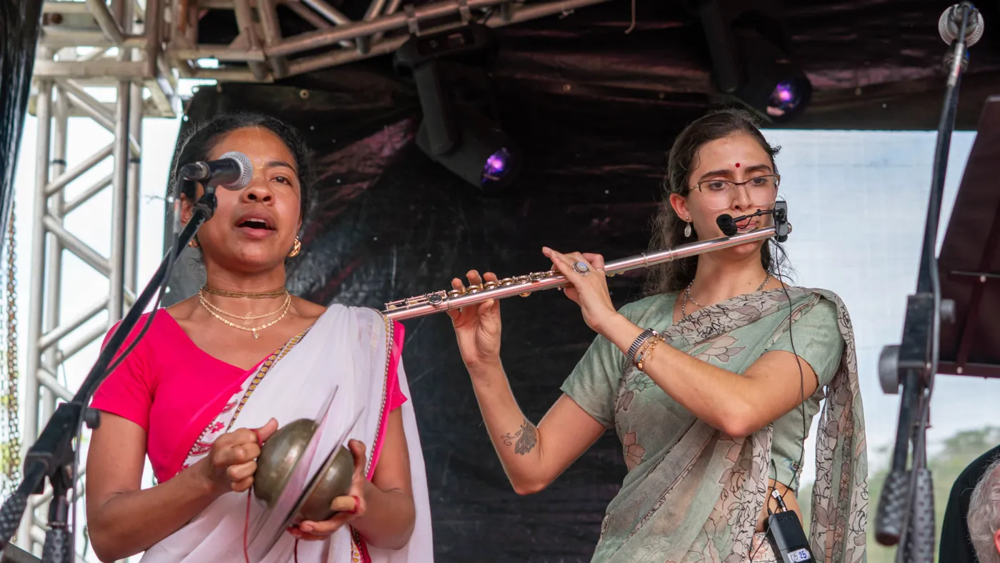 Duo de flauta e voz em apresentação no palco