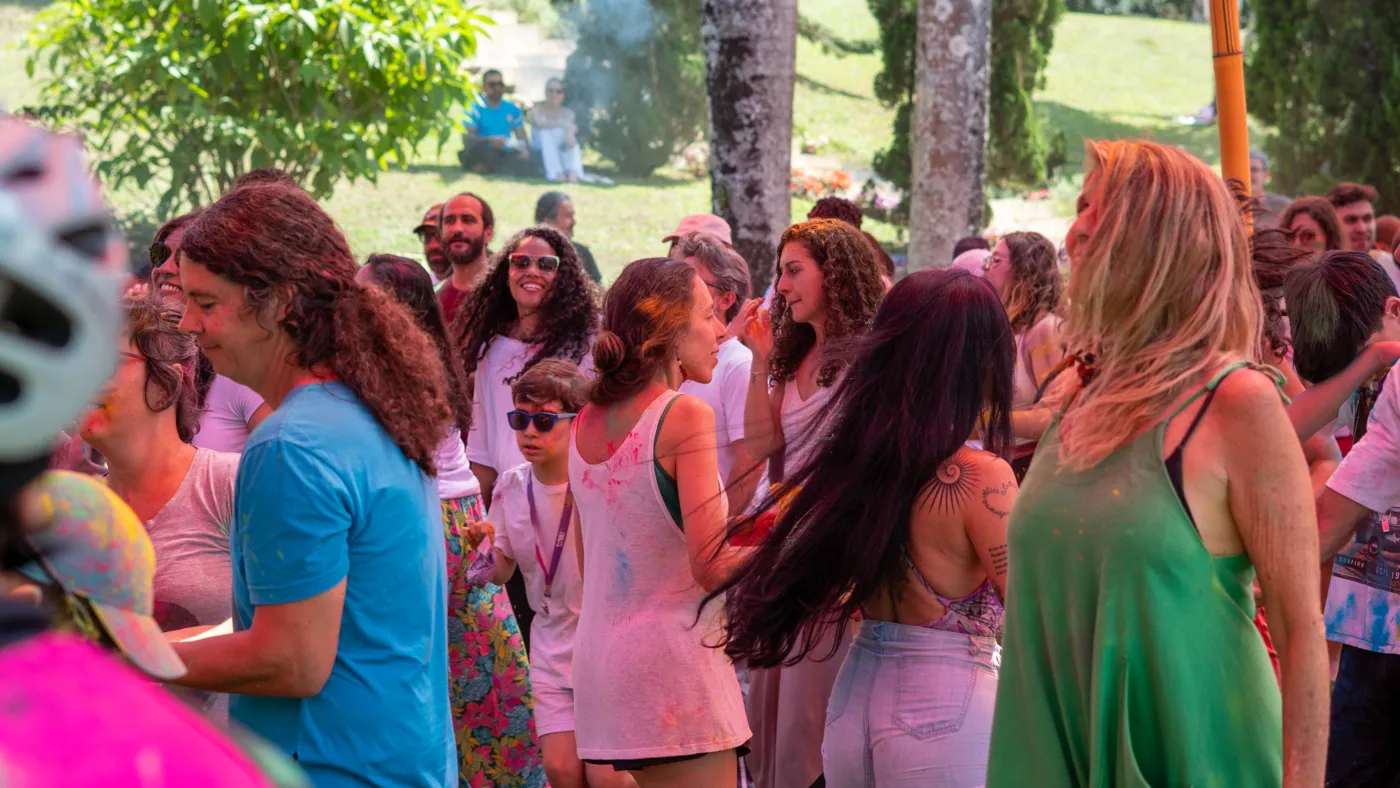 Público dançando junto, de várias idades, em clima de festa