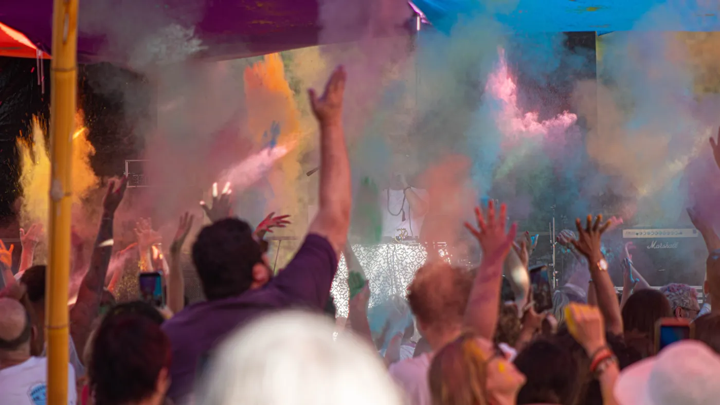 Explosão de pó colorido sobre o público em frente ao palco