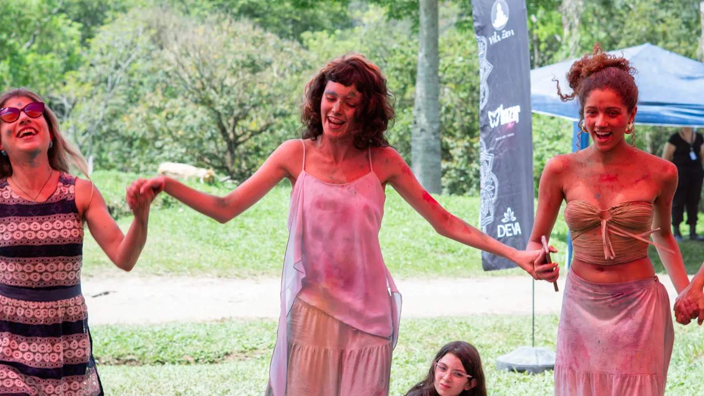 Ciranda de participantes de mãos dadas no gramado